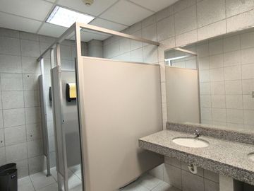 Se Vende Local Comercial En Esquina En Zona Altamente Comercial De Sjl
