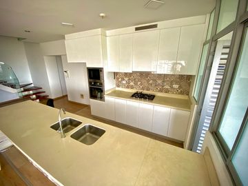 ¡Bajo de Precio! Venta de Moderno Dúplex en Barranco – Vista al Mar –