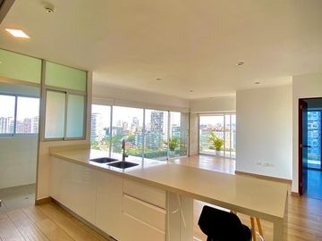 ¡Bajo de Precio! Venta de Moderno Dúplex en Barranco – Vista al Mar –