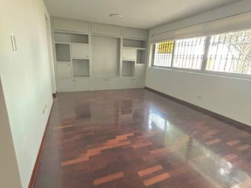Venta de Amplio Departamento