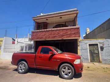CASA EN VENTA CERCA AV TONALTECAS Y AV JUAREZ.