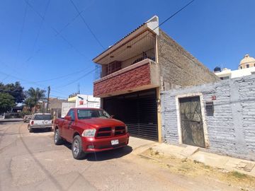 CASA EN VENTA CERCA AV TONALTECAS Y AV JUAREZ.