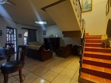 CASA EN VENTA CERCA AV TONALTECAS Y AV JUAREZ.