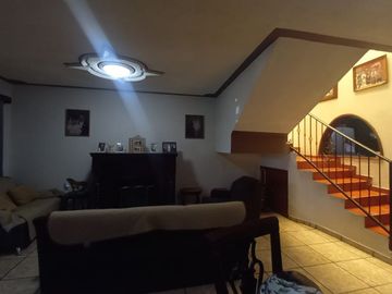 CASA EN VENTA CERCA AV TONALTECAS Y AV JUAREZ.