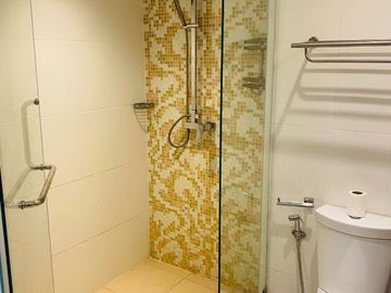 Partial Sea View condo for sale with Hot price at Phratumnak