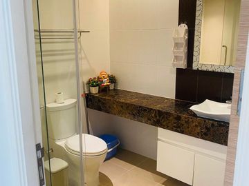 Partial Sea View condo for sale with Hot price at Phratumnak