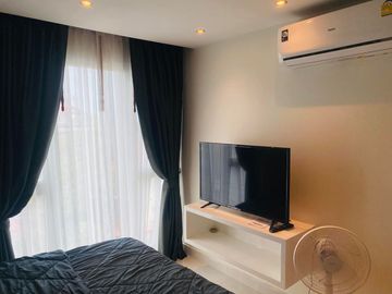 Partial Sea View condo for sale with Hot price at Phratumnak