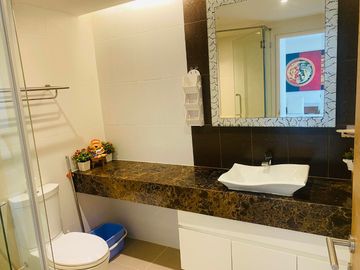 Partial Sea View condo for sale with Hot price at Phratumnak