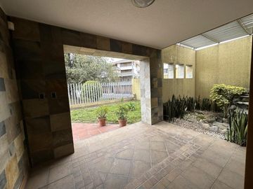 Casa Indepedniente en venta Urb El Condado 410 mtrs2 con amplios jardines Segunda Etapa