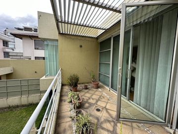 Casa Indepedniente en venta Urb El Condado 410 mtrs2 con amplios jardines Segunda Etapa