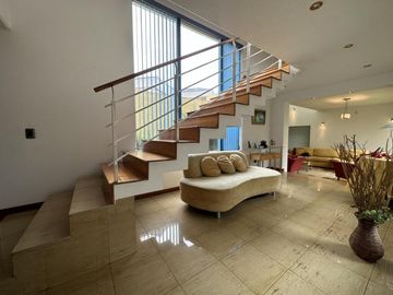 Casa Indepedniente en venta Urb El Condado 410 mtrs2 con amplios jardines Segunda Etapa