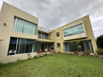 Casa Indepedniente en venta Urb El Condado 410 mtrs2 con amplios jardines Segunda Etapa