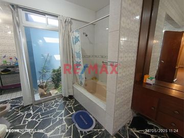 Vendo Casa Como Terreno – 2,337 M² En Residencial Monterrico