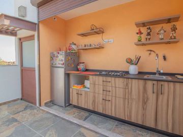 Casa en Residencial, con Espacios Versátiles y Estilo Único