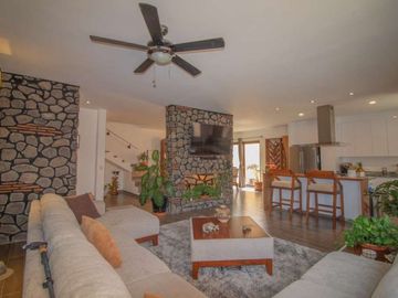 Casa en Residencial, con Espacios Versátiles y Estilo Único