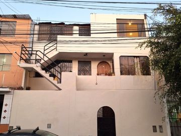 ¡VENTA OCASIÓN DEPARTAMENTO A MEDIA CUADRA DE PARQUE EN URB. LA TRINIDAD!