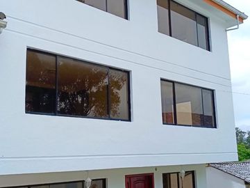 🏡 Casa de 3 pisos en VENTA en San Juan de Conocoto – 5 habitaciones – 372 m² – Conjunto privado