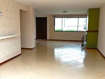 🏡 Casa de 3 pisos en VENTA en San Juan de Conocoto – 5 habitaciones – 372 m² – Conjunto privado