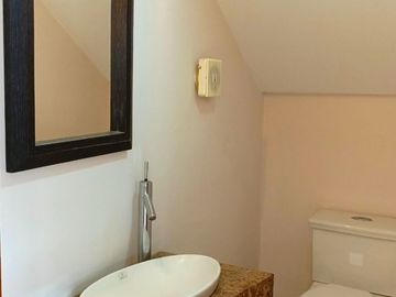 🏡 Casa de 3 pisos en VENTA en San Juan de Conocoto – 5 habitaciones – 372 m² – Conjunto privado