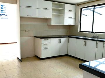 🏡 Casa de 3 pisos en VENTA en San Juan de Conocoto – 5 habitaciones – 372 m² – Conjunto privado