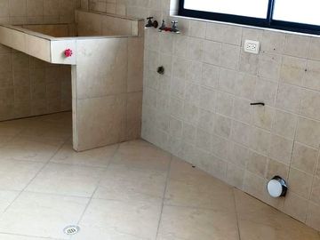 🏡 Casa de 3 pisos en VENTA en San Juan de Conocoto – 5 habitaciones – 372 m² – Conjunto privado