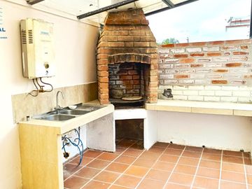 🏡 Casa de 3 pisos en VENTA en San Juan de Conocoto – 5 habitaciones – 372 m² – Conjunto privado