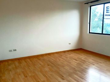🏡 Casa de 3 pisos en VENTA en San Juan de Conocoto – 5 habitaciones – 372 m² – Conjunto privado