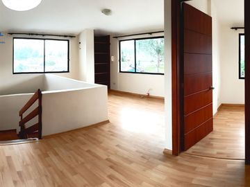 🏡 Casa de 3 pisos en VENTA en San Juan de Conocoto – 5 habitaciones – 372 m² – Conjunto privado