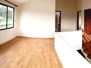 🏡 Casa de 3 pisos en VENTA en San Juan de Conocoto – 5 habitaciones – 372 m² – Conjunto privado
