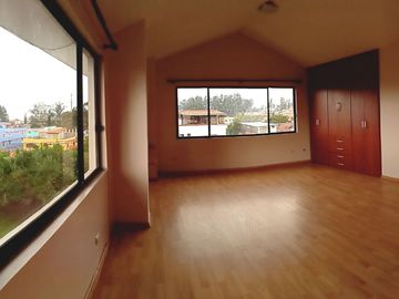 🏡 Casa de 3 pisos en VENTA en San Juan de Conocoto – 5 habitaciones – 372 m² – Conjunto privado