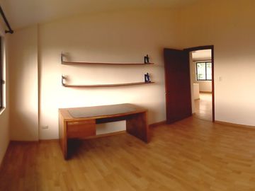 🏡 Casa de 3 pisos en VENTA en San Juan de Conocoto – 5 habitaciones – 372 m² – Conjunto privado