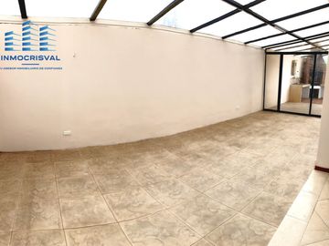 🏡 Casa de 3 pisos en VENTA en San Juan de Conocoto – 5 habitaciones – 372 m² – Conjunto privado