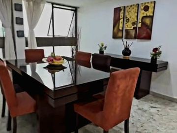Casa con grandes espacios y súper ubicada