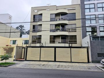 Vendo departamento 121 m2, en primer piso, 3 dormitorios, terraza y estacionamiento en Av. Higuereta Surco