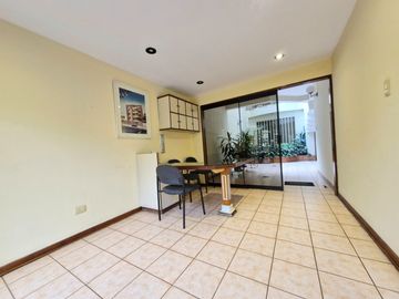 Vendo departamento 121 m2, en primer piso, 3 dormitorios, terraza y estacionamiento en Av. Higuereta Surco