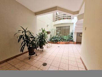 Vendo departamento 121 m2, en primer piso, 3 dormitorios, terraza y estacionamiento en Av. Higuereta Surco