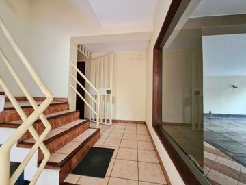 Vendo departamento 121 m2, en primer piso, 3 dormitorios, terraza y estacionamiento en Av. Higuereta Surco