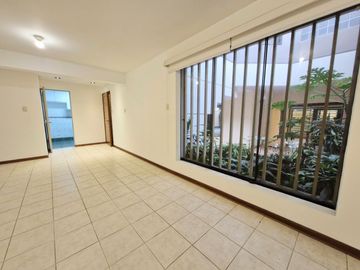 Vendo departamento 121 m2, en primer piso, 3 dormitorios, terraza y estacionamiento en Av. Higuereta Surco
