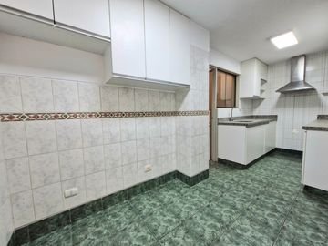 Vendo departamento 121 m2, en primer piso, 3 dormitorios, terraza y estacionamiento en Av. Higuereta Surco