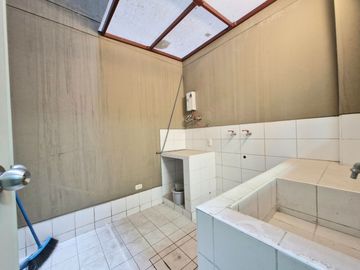 Vendo departamento 121 m2, en primer piso, 3 dormitorios, terraza y estacionamiento en Av. Higuereta Surco
