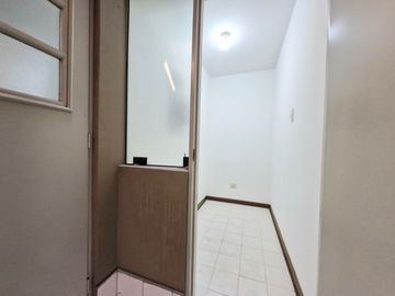 Vendo departamento 121 m2, en primer piso, 3 dormitorios, terraza y estacionamiento en Av. Higuereta Surco