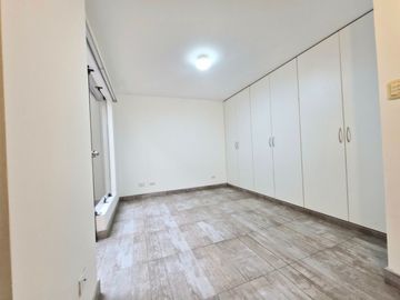 Vendo departamento 121 m2, en primer piso, 3 dormitorios, terraza y estacionamiento en Av. Higuereta Surco
