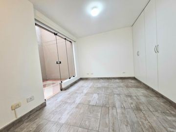 Vendo departamento 121 m2, en primer piso, 3 dormitorios, terraza y estacionamiento en Av. Higuereta Surco