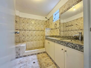 Vendo departamento 121 m2, en primer piso, 3 dormitorios, terraza y estacionamiento en Av. Higuereta Surco