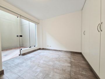 Vendo departamento 121 m2, en primer piso, 3 dormitorios, terraza y estacionamiento en Av. Higuereta Surco