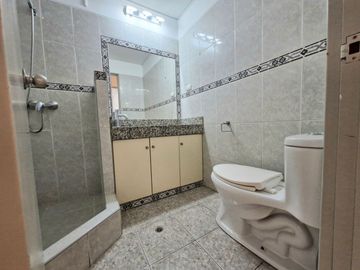Vendo departamento 121 m2, en primer piso, 3 dormitorios, terraza y estacionamiento en Av. Higuereta Surco