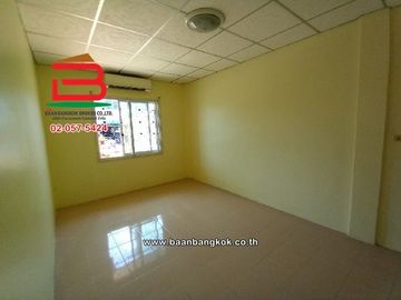 บ้านแฝด หมู่บ้าน ทรัพย์ธานี รังสิต-คลอง 9 เนื้อที่ 37.1 ตรว. ใกล้ซีเจ ซูเปอร์มาร์เก็ต สาขารังสิตคลอง 9 ถนนรังสิต-นครนายก ตำบลลำผักกูด อำเภอธัญบุรี จัง