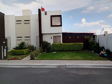 Bonita casa en venta en Real del Márques con excedente