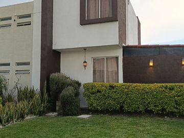 Bonita casa en venta en Real del Márques con excedente