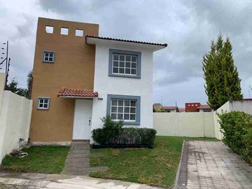 CASA CON TERRENO EXCEDENTE EN VILLAS DEL CAMPO CALIMAYA